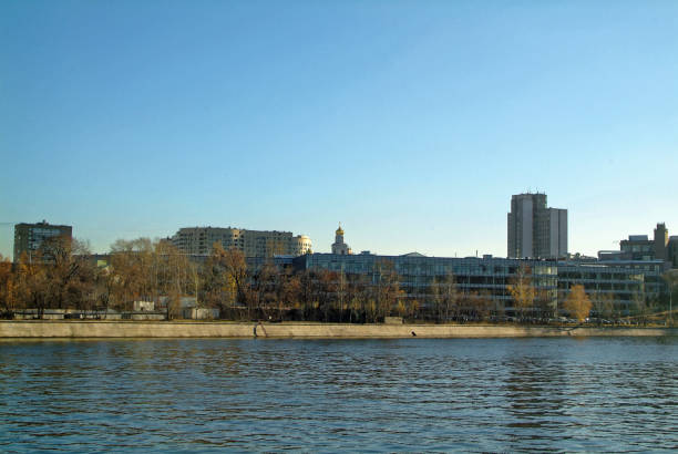 istock Moscow river in autumn on a Sunny day 914929556
