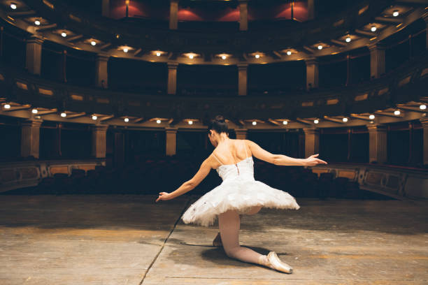 vida de bailarinas - profesiones del espectáculo fotografías e imágenes de stock