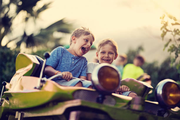 kinder extremen spaß im freizeitpark achterbahn - park and ride stock-fotos und bilder