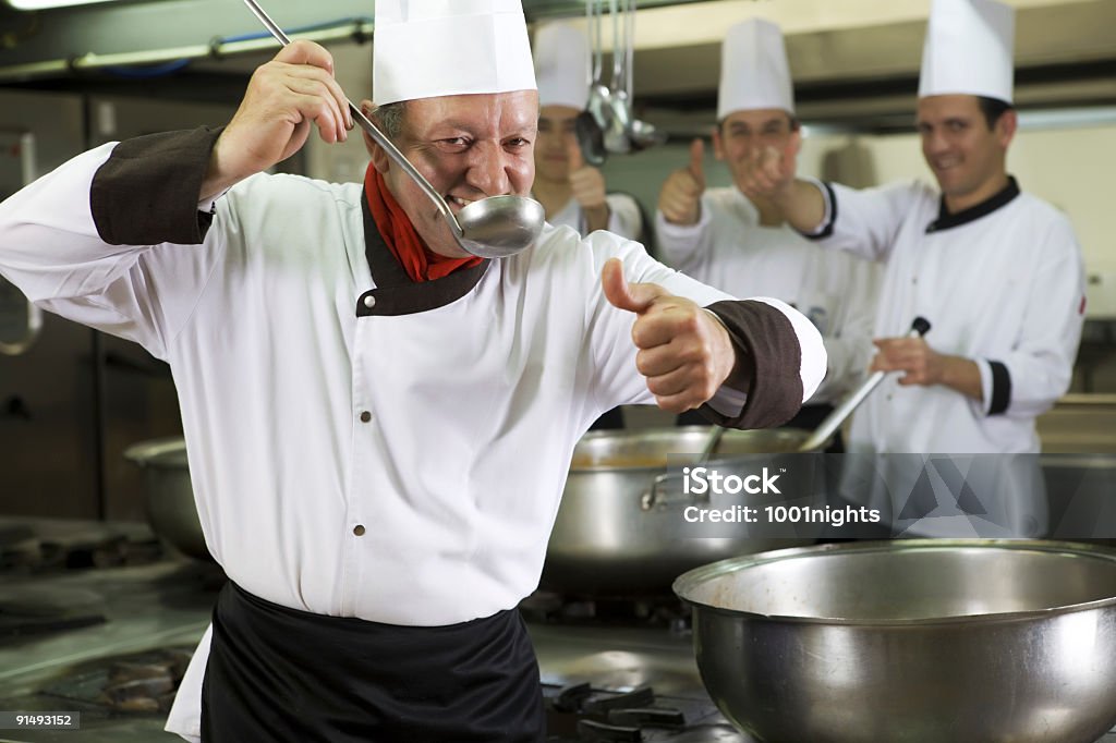 Chef tasting a comida - Foto de stock de Adulto royalty-free