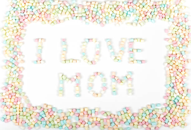 en trame de petites guimauves colorées avec les mots « je t’aime maman » à l’intérieur. - candy heart candy i love you heart shape photos et images de collection
