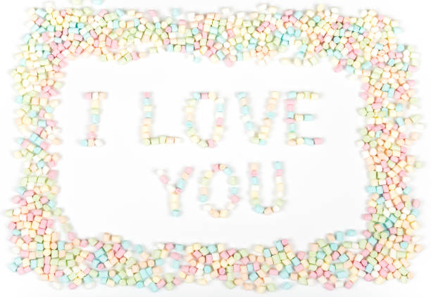 issus de trame de petites guimauves colorées avec les mots « je t’aime » à l’intérieur. - candy heart candy i love you heart shape photos et images de collection