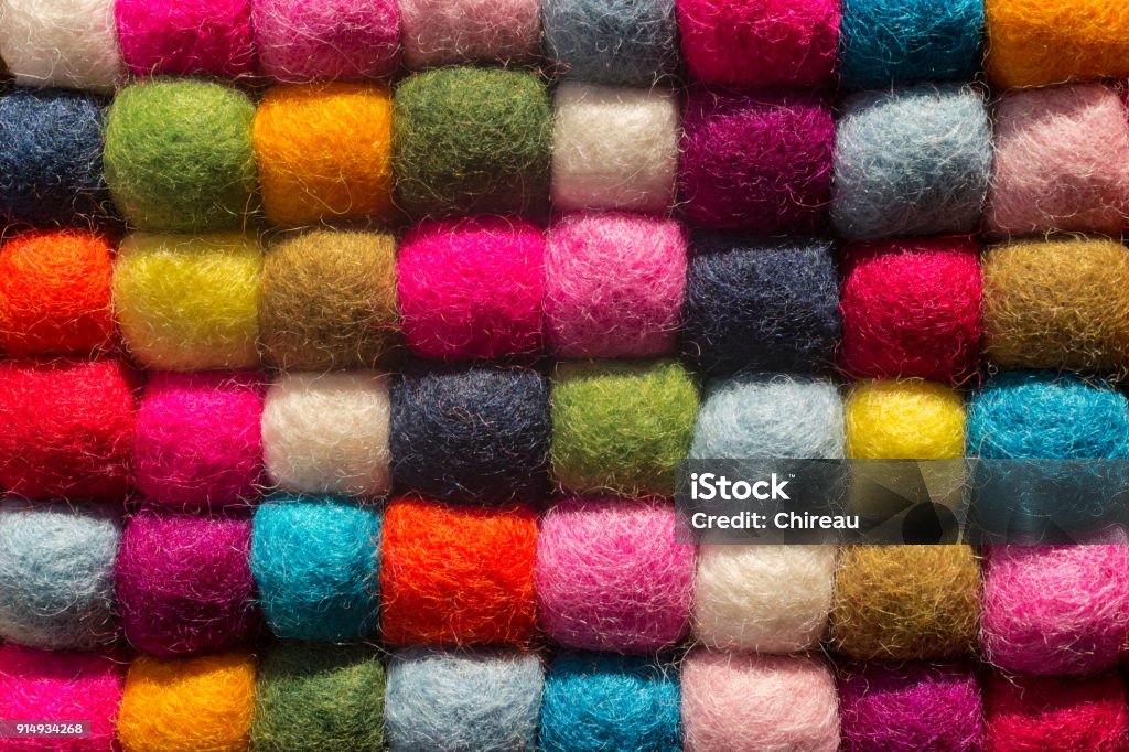 Fondo de fieltrar: vista de bolas de lana multicoloras superior - Foto de stock de Textil libre de derechos