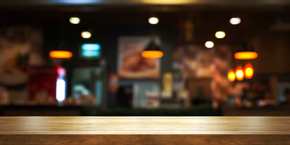 Mesa de madera vacía superior con desenfoque de cafetería o restaurante interior fondo, banner panorámica. photo