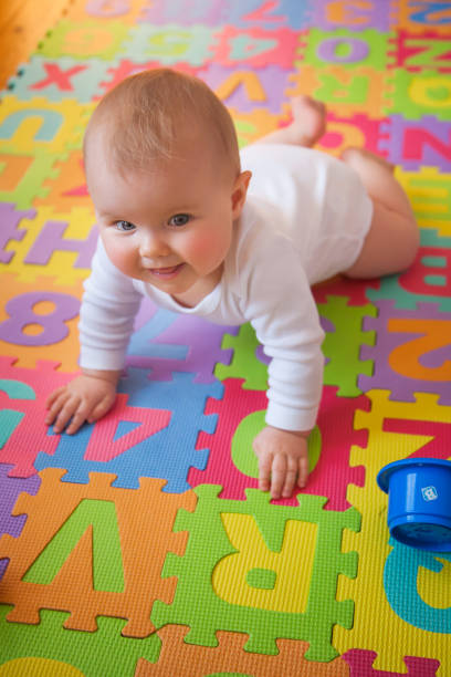 bebê no tapete de alfabeto - fine motor skills - fotografias e filmes do acervo