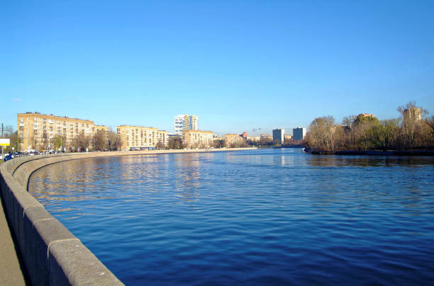 istock Moscow river in autumn on a Sunny day 914940802
