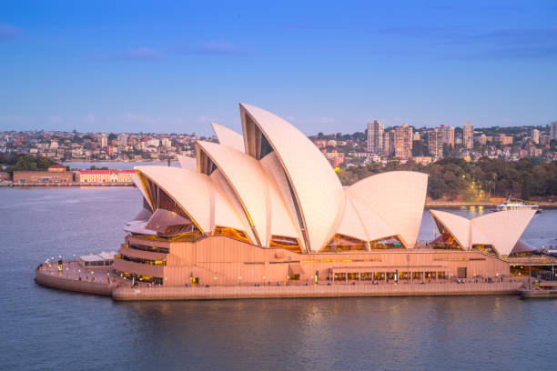 o sydney opera house, tirada da ponte harbor, em sydney, austrália - sydney australia sydney opera house australia sydney harbor - fotografias e filmes do acervo