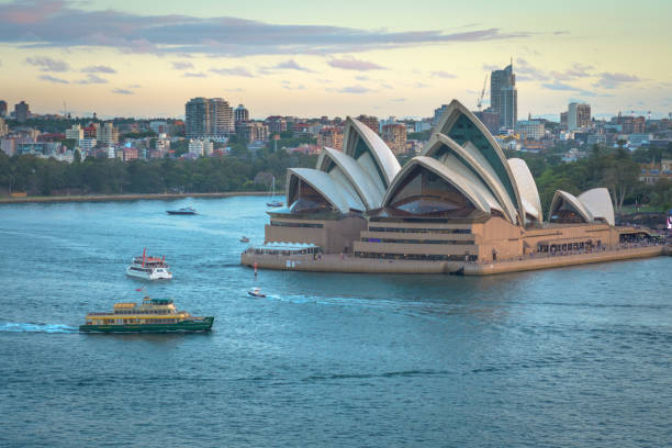 o sydney opera house com barcos de ferries em primeiro plano, tirada da ponte harbor, em sydney, austrália - sydney australia sydney opera house australia sydney harbor - fotografias e filmes do acervo