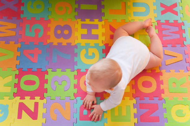 bebê no tapete de alfabeto - fine motor skills - fotografias e filmes do acervo