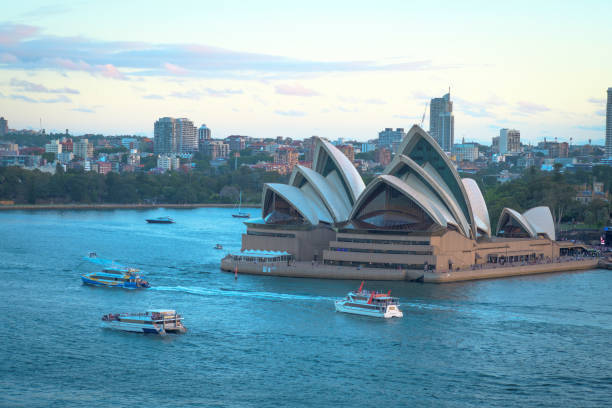 o sydney opera house com barcos de ferries em primeiro plano, tirada da ponte harbor, em sydney, austrália - sydney australia sydney opera house australia sydney harbor - fotografias e filmes do acervo