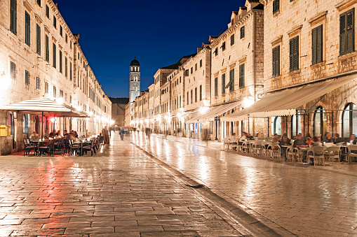 Noche en Stradun, la calle principal de Dubrovnik, Croacia. photo
