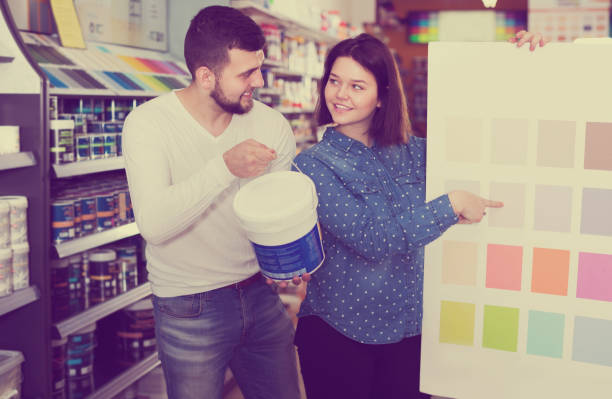 istock Couple in paint supplies store 914949624