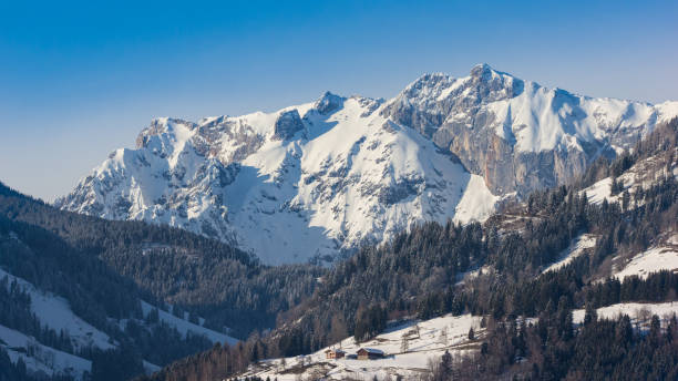 sonnenuntergang in den österreichischen alpen im winter - saint johann stock-fotos und bilder