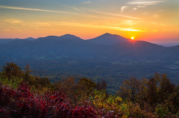 istock Autumn Sunrise Over the Blue Ridge Mountains 914962540