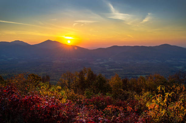 istock Autumn Sunrise Over the Blue Ridge Mountains 914962544