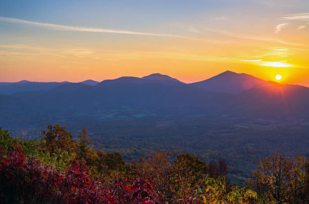 istock Autumn Sunrise Over the Blue Ridge Mountains 914962550