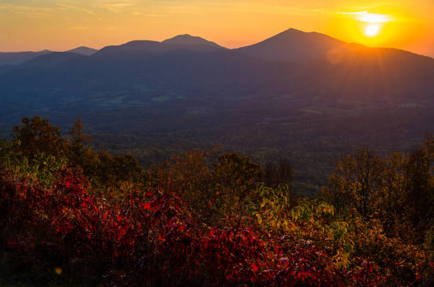 istock Autumn Sunrise Over the Blue Ridge Mountains 914962552