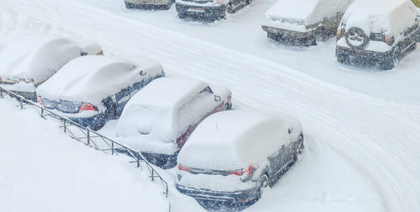 istock parked cars snowed during a snowfall 914965352