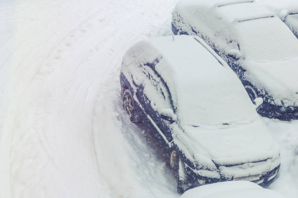 istock parked cars snowed during a snowfall 914965516