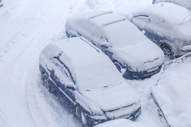 istock parked cars snowed during a snowfall 914965528