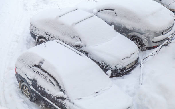 istock parked cars snowed during a snowfall 914965580