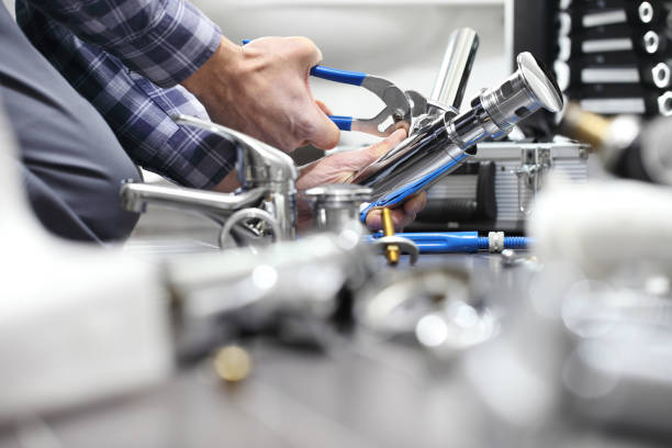 plombier de la main à le œuvre dans une salle de bain, plomberie service de réparation, assembler et installer concept - plumber photos et images de collection