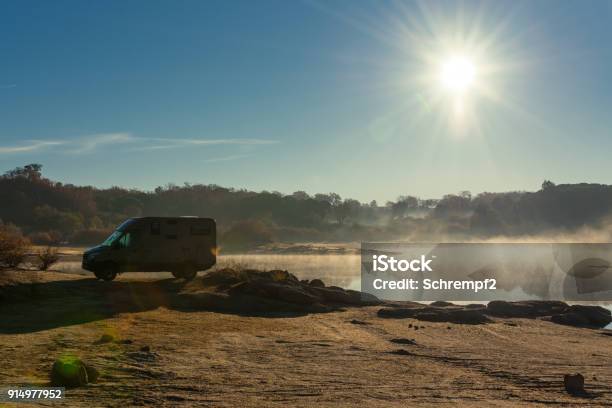 Mobilheim Am Fluss Stockfoto und mehr Bilder von Wohnwagen - Wohnwagen, Wohnmobil, Freiheit