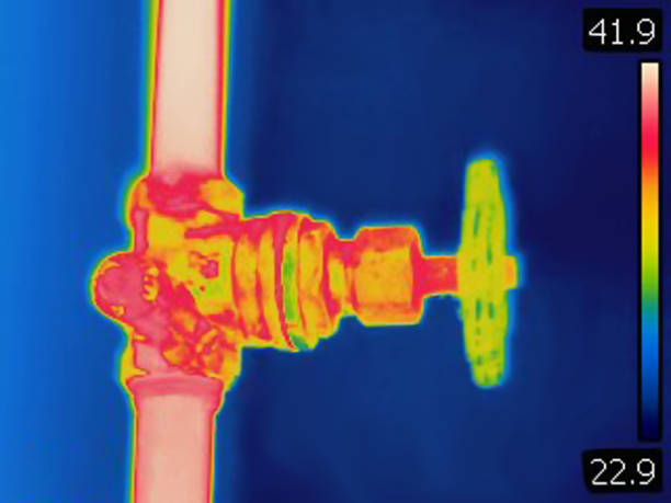 imagen térmica de la válvula en la instalación de calefacción. vista lateral. - heat loss fotografías e imágenes de stock