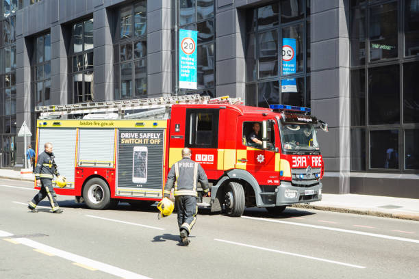 servicios de emergencia bomberos de la brigada de fuego de londres responden a una emergencia en la calle cerca de la estación de farringdon - uk fire department fire engine team fotografías e imágenes de stock