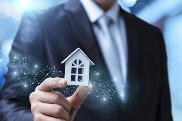 istock Man keeps the layout of the house on blurred background. 914983330