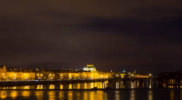 paisaje urbano de praga con castillo y puente de carlos en la noche - prague mirrored pattern bridge architecture fotografías e imágenes de stock