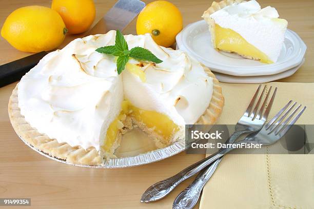 Лимонный Пирог С Безе — стоковые фотографии и другие картинки Пирог - Пирог, Лимон, Сливки