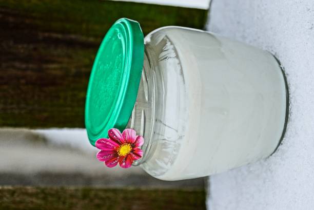bocal en verre avec du lait, sur la neige - flower snow winter close up photos et images de collection