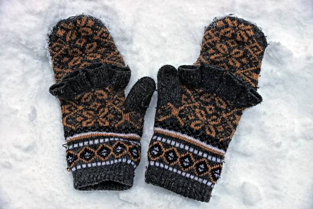 istock Pair of woolen mittens with a pattern on the snow 914994434