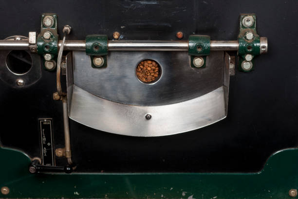 granos de café frescos siendo asado en asador - roasted machine bean mixing fotografías e imágenes de stock
