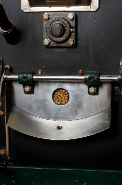 granos de café frescos siendo asado en asador - roasted machine bean mixing fotografías e imágenes de stock