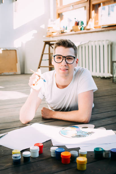 istock Young man  artist paints a picture 915001660