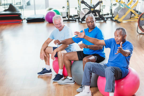 istock Three multi-ethnic senior men in gym exercising 915005088