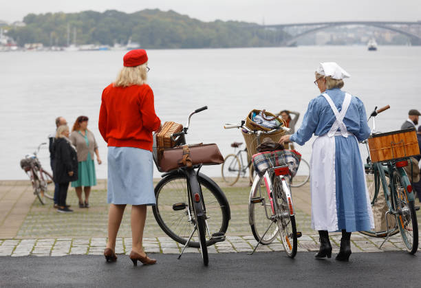 äldre kvinnor utklädda till gamla hederliga sjuksköterskor innehar retro cyklar i cykeln i tweed händelse - sjuksköterska sverige bildbanksfoton och bilder