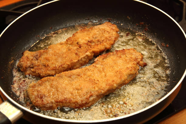 cotoletta di wiener - viennese schnitzel foto e immagini stock