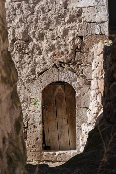 istock Old fashioned abandoned stone house doors 915012748
