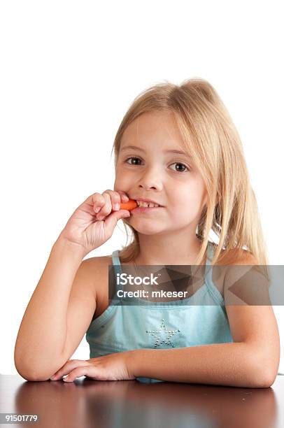 Девочка И Ее Здоровые Закуски — стоковые фотографии и другие картинки Есть - Есть, Мини-морковь, Ребёнок