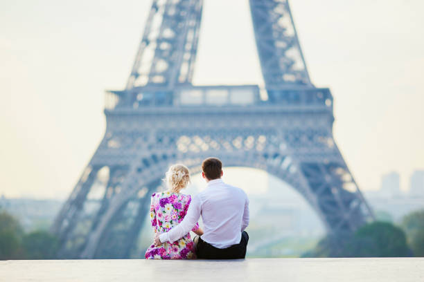 paar vor dem eiffelturm in paris, frankreich - paris france eiffel tower love kissing stock-fotos und bilder