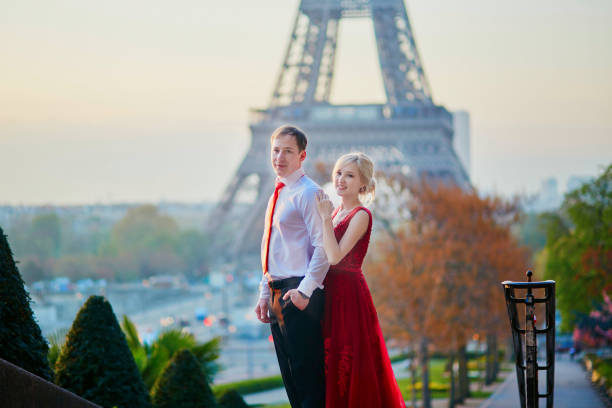 paar vor dem eiffelturm in paris, frankreich - paris france eiffel tower love kissing stock-fotos und bilder