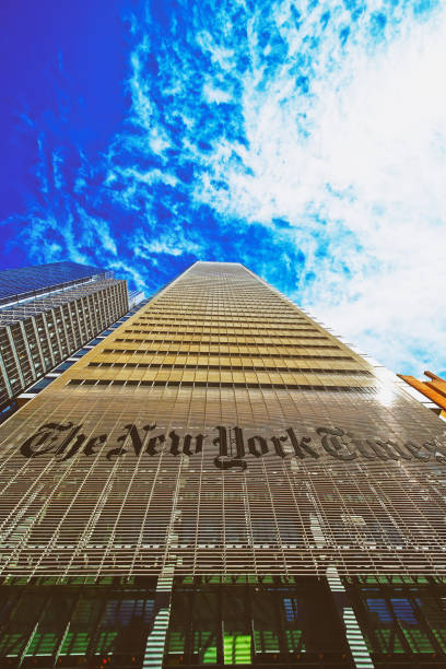 new york times tägliche zeitung wolkenkratzer in midtown manhattan u.s. - times up stock-fotos und bilder