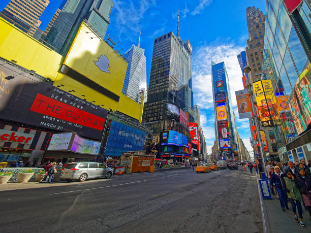 美國百老匯和第七大道時代廣場上的行人 - times square billboard 個照片及圖片檔