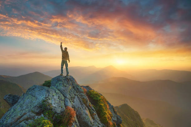 vale da montanha durante o pôr do sol brilhante. bela paisagem natural, no tempo de verão - pico da montanha - fotografias e filmes do acervo