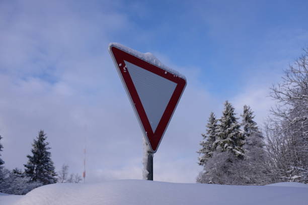 istock Snowed right of way granting sign 915032164