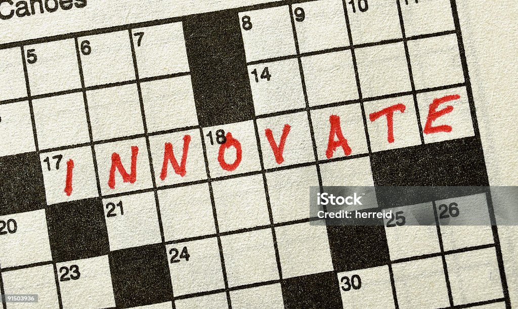 Le mot innovation sur Mots croisés - Photo de Amélioration libre de droits