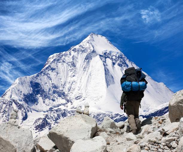 istock mount Dhaulagiri with tourist, great himalayan trail 915041442